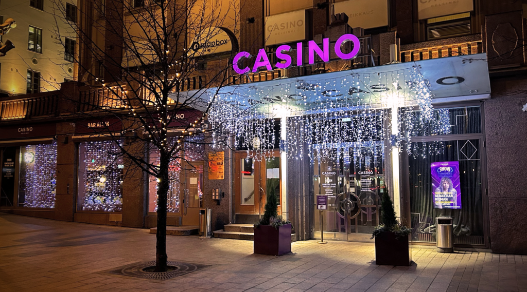 Casino Helsingin julkisivu jouluvaloissa.